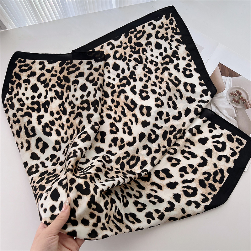 70cm Square Luxury Leopard Pri - огляд і ціна Silk Neck Scarf